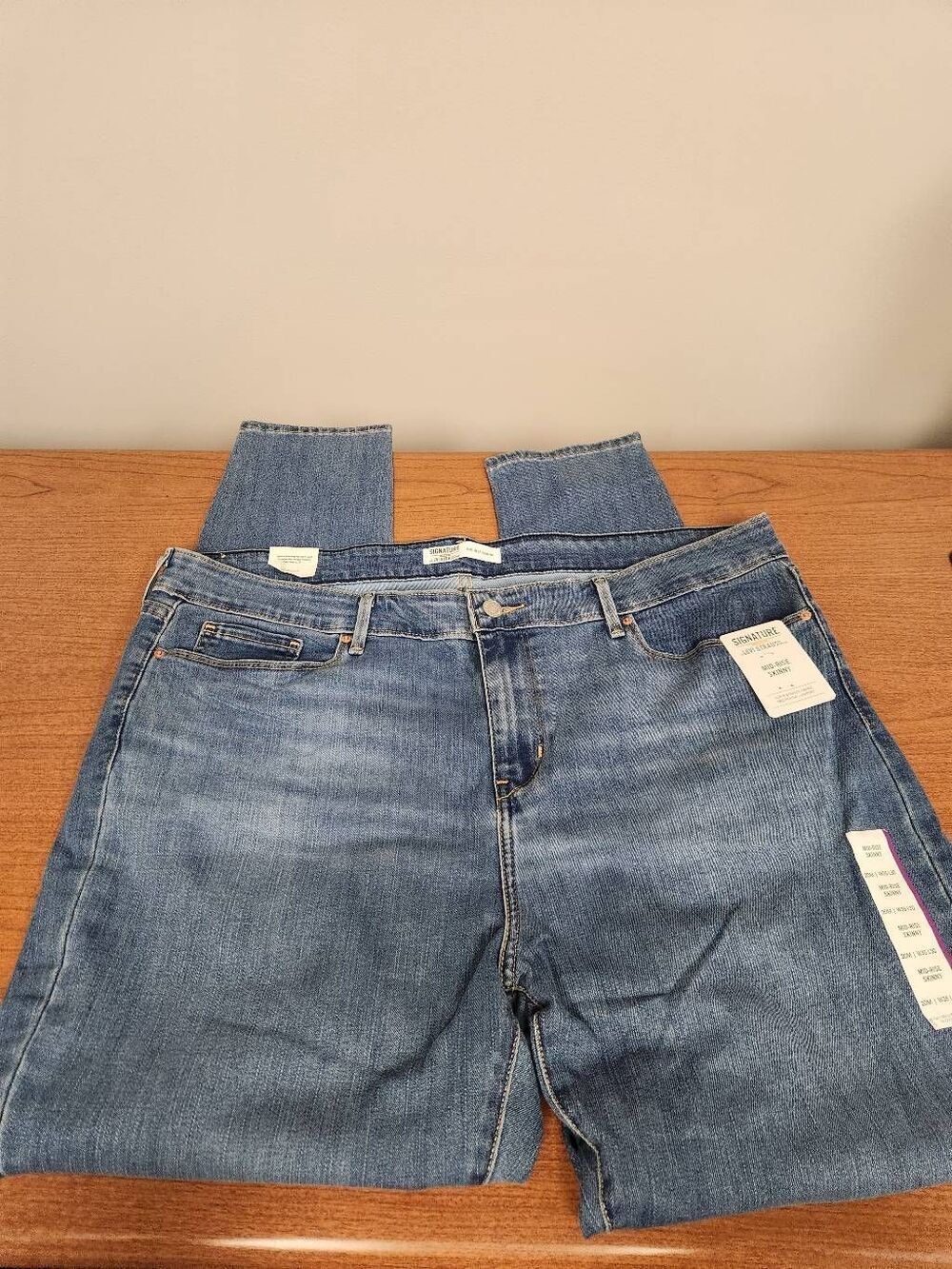 NWT Signature Levi Strauss 20M w35, L30 Midrise skinny